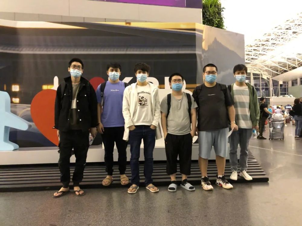 球迷随即脑